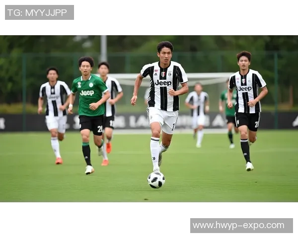 街头偶遇足球巨星 真实生活中的球场英雄风采展示 街头偶遇足球巨星 真实生活中的球场英雄风采展示